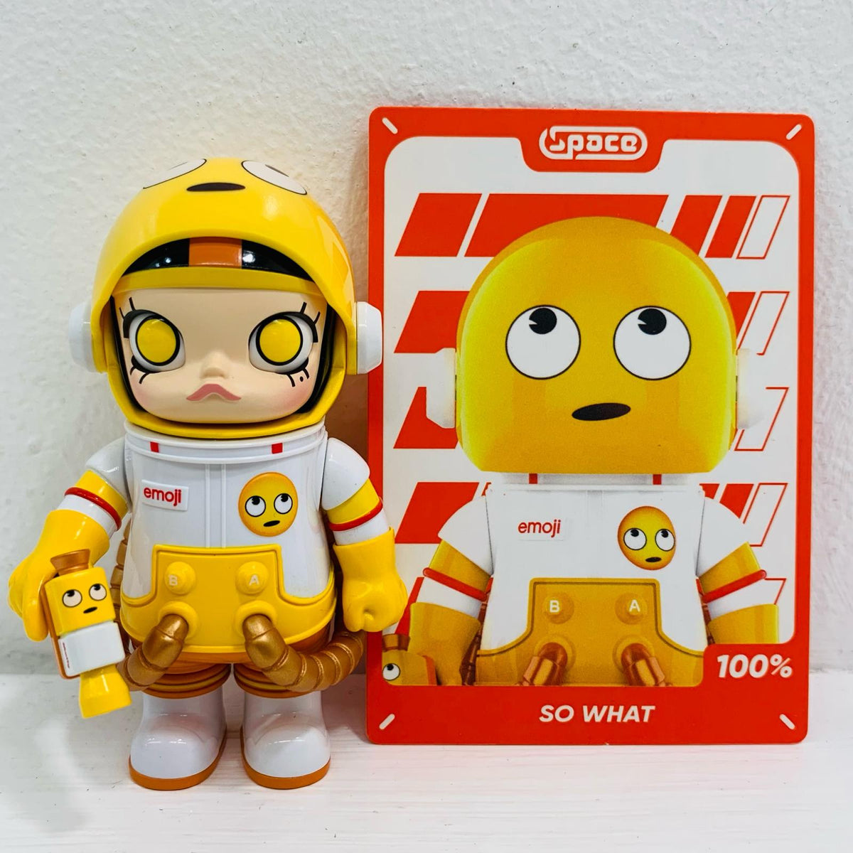 フィギュア SO WHAT 「POPMART MEGA SPACE MOLLY 100%×emoji シリーズ」【フィギュア】【飾磨店】