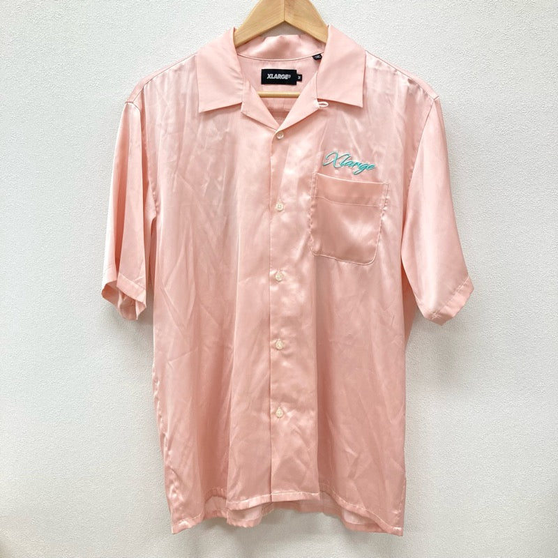 X-LARGE | エクストララージ S/S ACCIDENT SATIN SHIRT 半袖シャツ 01192404 ピンク サイズ：M【イオン広店】