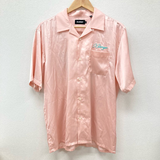 X-LARGE | エクストララージ S/S ACCIDENT SATIN SHIRT 半袖シャツ 01192404 ピンク サイズ：M【イオン広店】