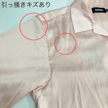 X-LARGE | エクストララージ S/S ACCIDENT SATIN SHIRT 半袖シャツ 01192404 ピンク サイズ：M【イオン広店】
