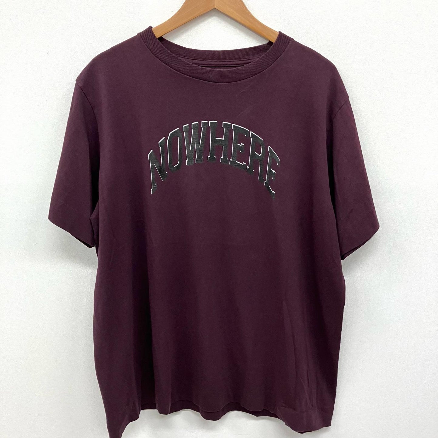NECESSARY or UNNECESSARY | ネセサリーオアアンネセサリー UNIVERSITY OF NOWHERE 半袖Ｔシャツ レッド サイズ：XL【イオン広店】
