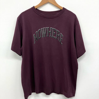 NECESSARY or UNNECESSARY | ネセサリーオアアンネセサリー UNIVERSITY OF NOWHERE 半袖Ｔシャツ レッド サイズ：XL【イオン広店】
