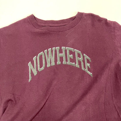 NECESSARY or UNNECESSARY | ネセサリーオアアンネセサリー UNIVERSITY OF NOWHERE 半袖Ｔシャツ レッド サイズ：XL【イオン広店】