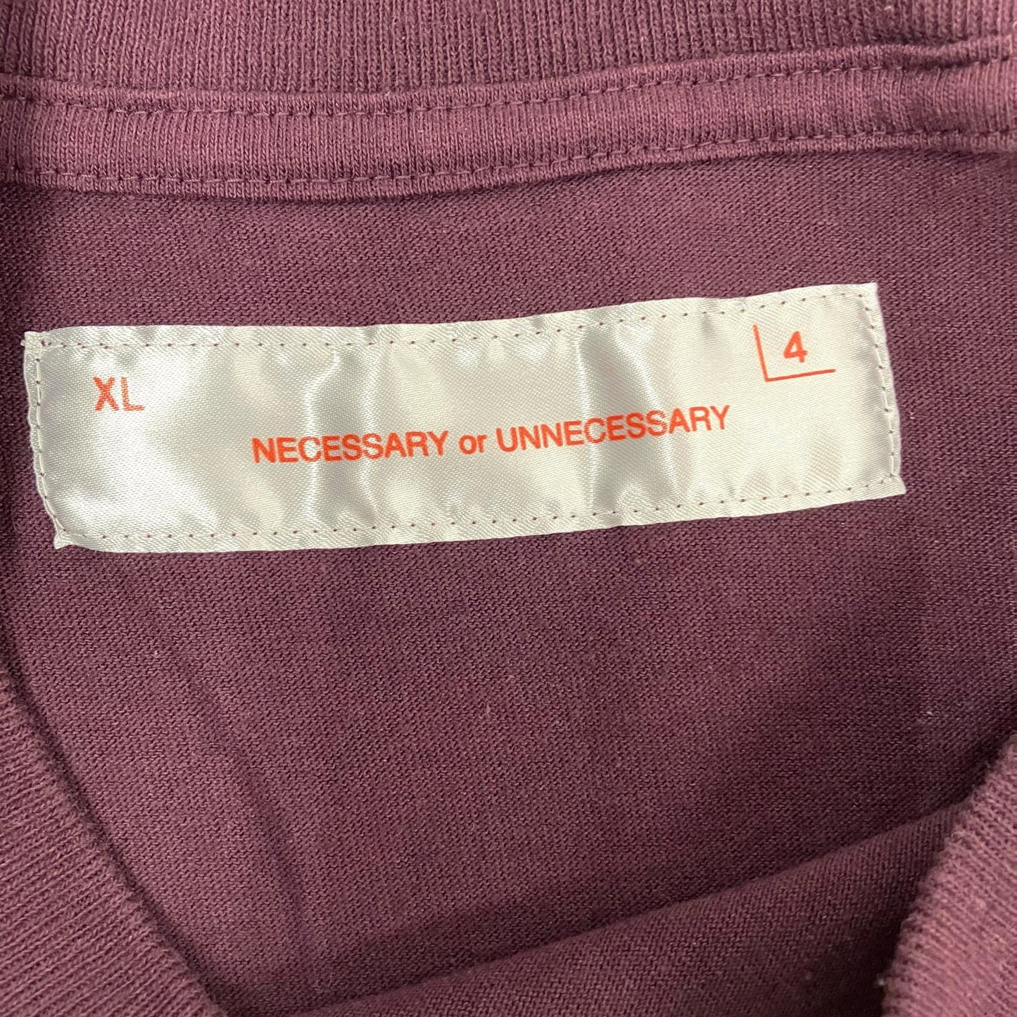 NECESSARY or UNNECESSARY | ネセサリーオアアンネセサリー UNIVERSITY OF NOWHERE 半袖Ｔシャツ レッド サイズ：XL【イオン広店】