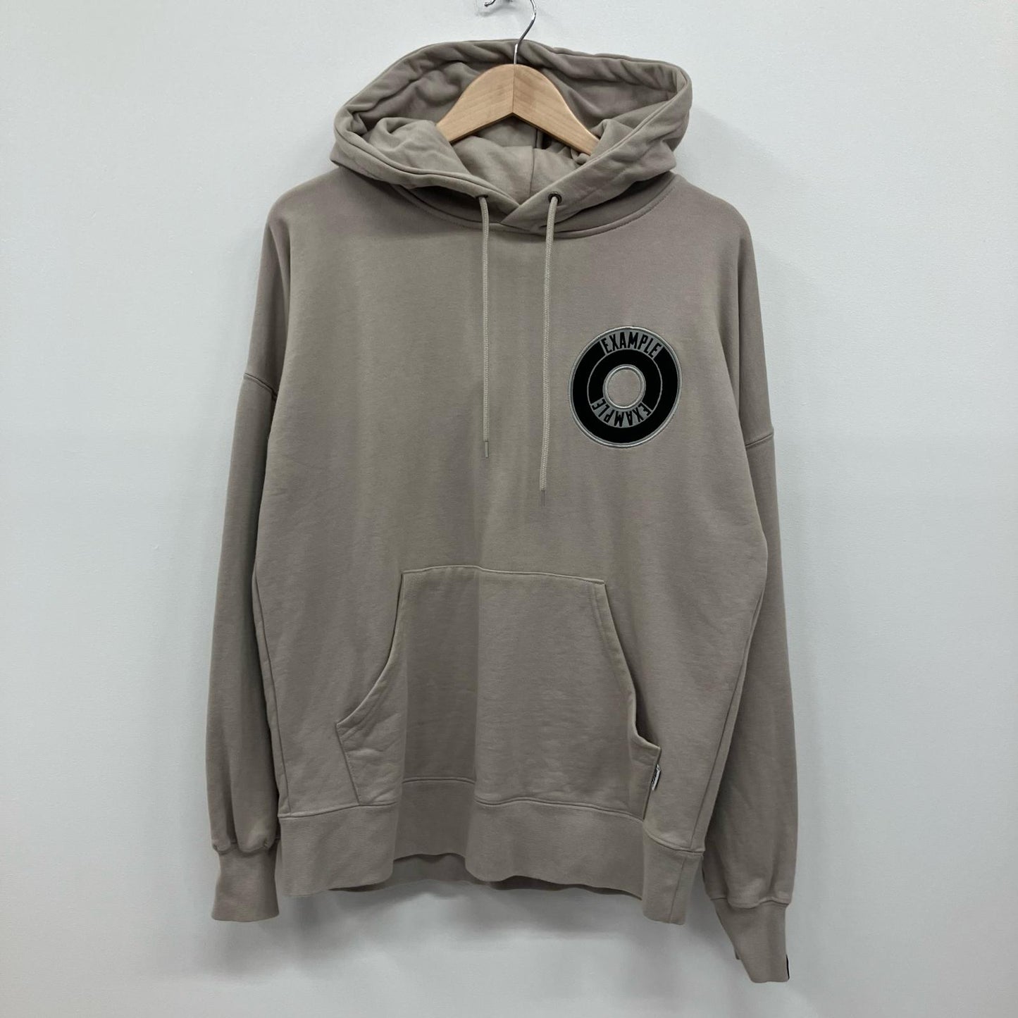 EXAMPLE | イグザンプル ROUND LOGO HOODIE パーカー ベージュ サイズ：M【イオン広店】