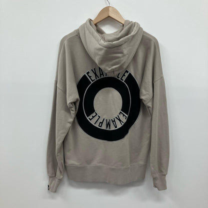 EXAMPLE | イグザンプル ROUND LOGO HOODIE パーカー ベージュ サイズ：M【イオン広店】