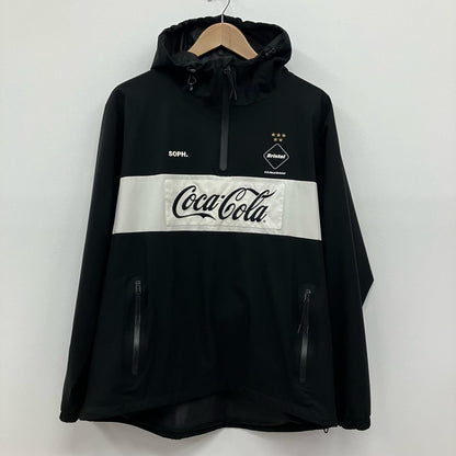 FCRB | エフシーアールビー COCA-COLA HALF ZIP ANORAK その他アウター FCRB-200002 ブラック サイズ：M【イオン広店】