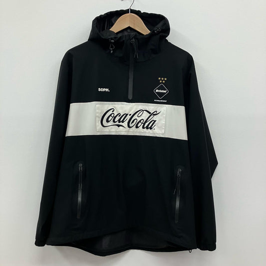 FCRB | エフシーアールビー COCA-COLA HALF ZIP ANORAK その他アウター FCRB-200002 ブラック サイズ：M【イオン広店】