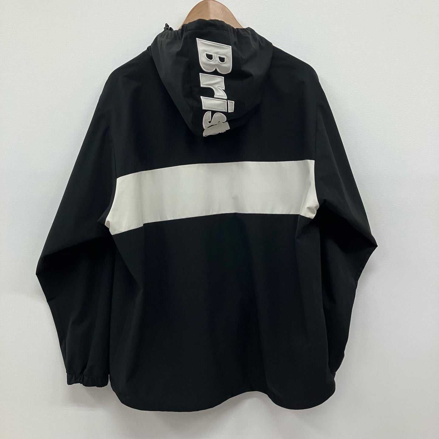 FCRB | エフシーアールビー COCA-COLA HALF ZIP ANORAK その他アウター FCRB-200002 ブラック サイズ：M【イオン広店】