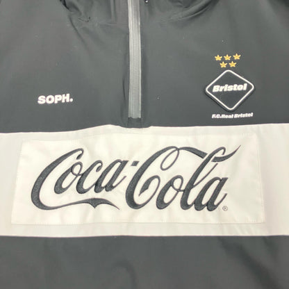 FCRB | エフシーアールビー COCA-COLA HALF ZIP ANORAK その他アウター FCRB-200002 ブラック サイズ：M【イオン広店】
