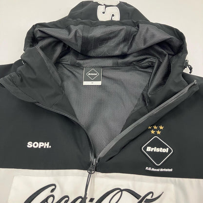 FCRB | エフシーアールビー COCA-COLA HALF ZIP ANORAK その他アウター FCRB-200002 ブラック サイズ：M【イオン広店】