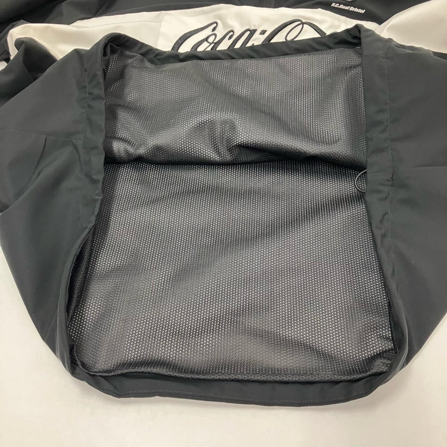 FCRB | エフシーアールビー COCA-COLA HALF ZIP ANORAK その他アウター FCRB-200002 ブラック サイズ：M【イオン広店】