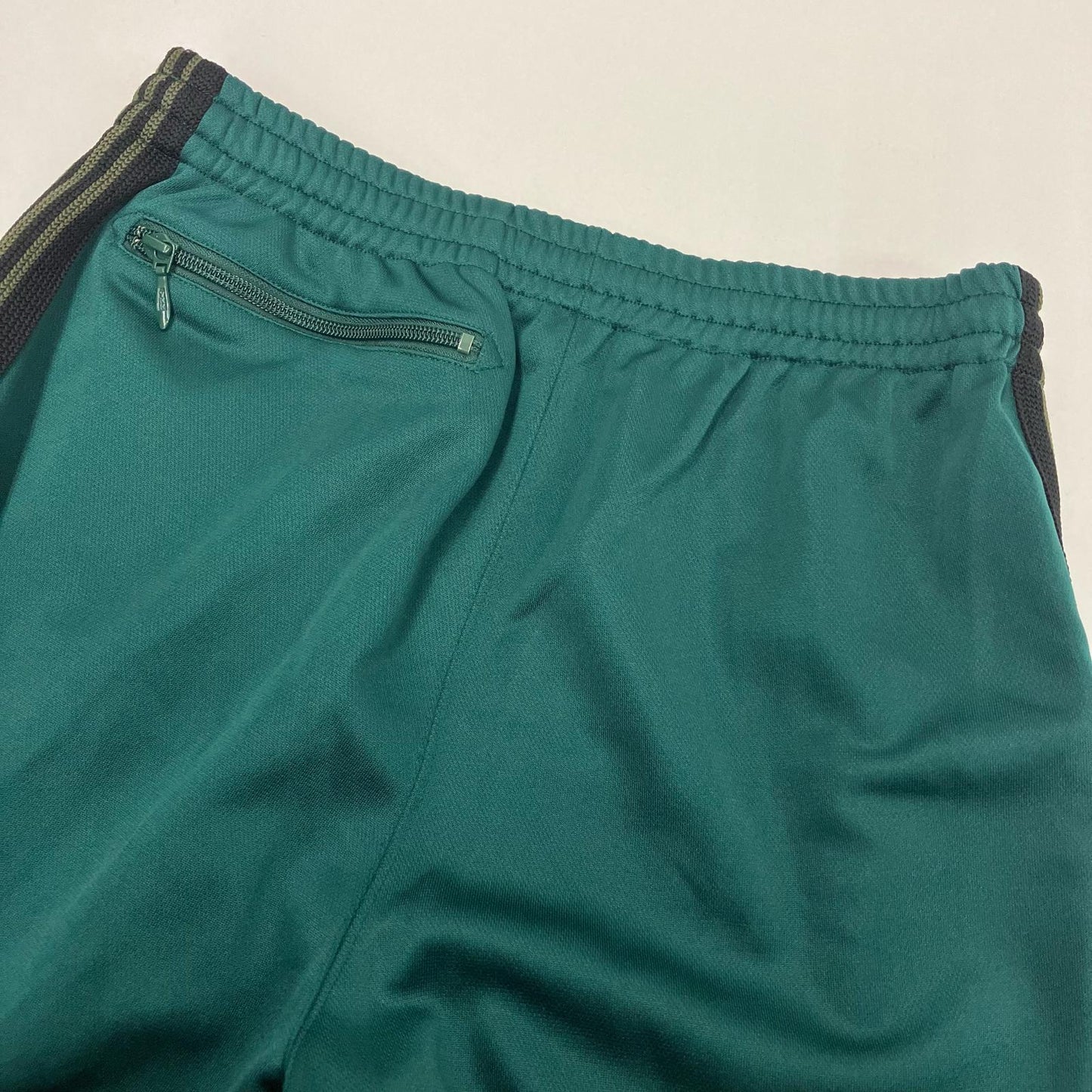 Needles | ニードルス Needles × jeans factory clothes SP NARROW TRAC パンツ HM387 グリーン サイズ：S【イオン広店】