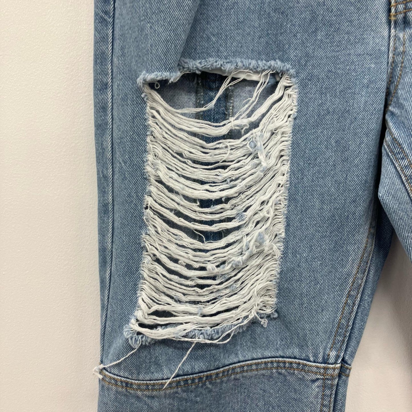 ダメージ加工デニムパンツ LIBERE デニムパンツ ライトブルー サイズ：M【イオン広店】