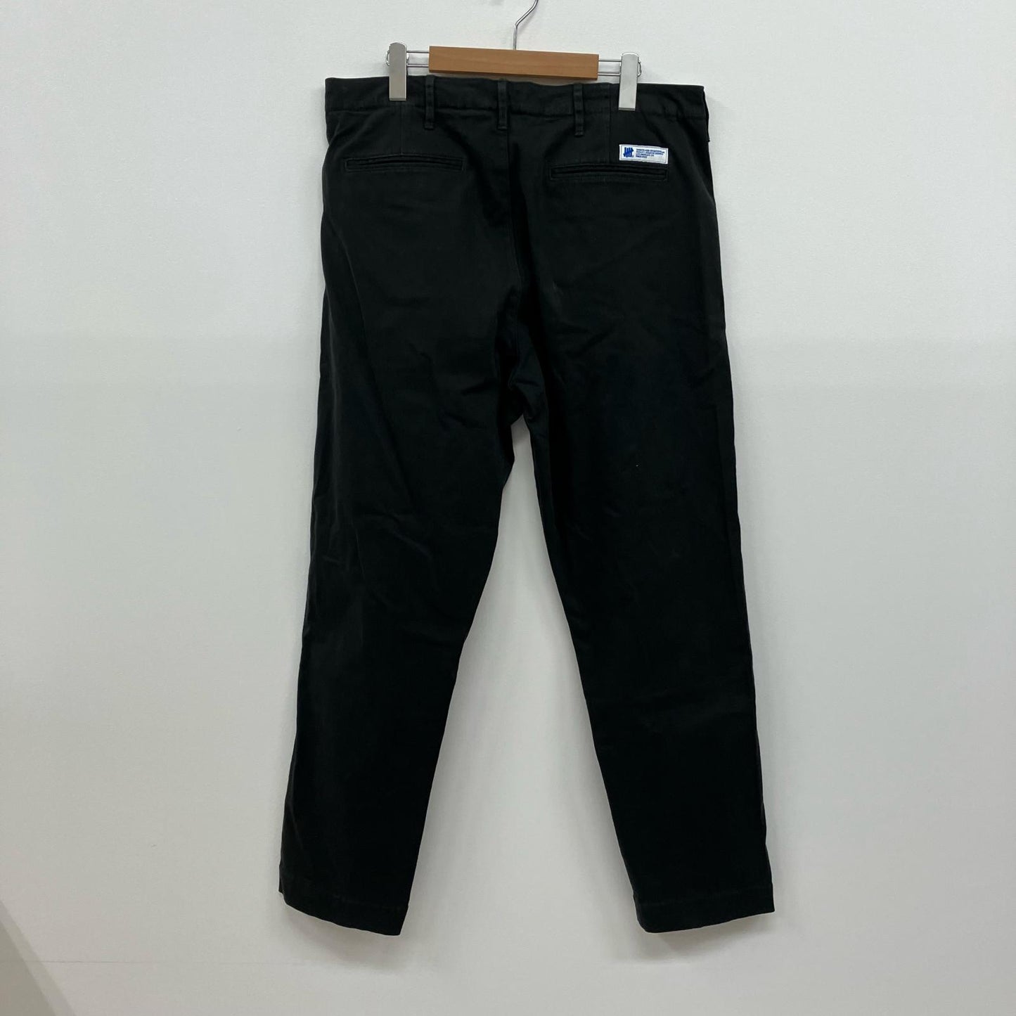 UNDEFEATED | アンディフィーテッド OFFICER CHINO チノパンツ 213077204002 ブラック サイズ：34【イオン広店】