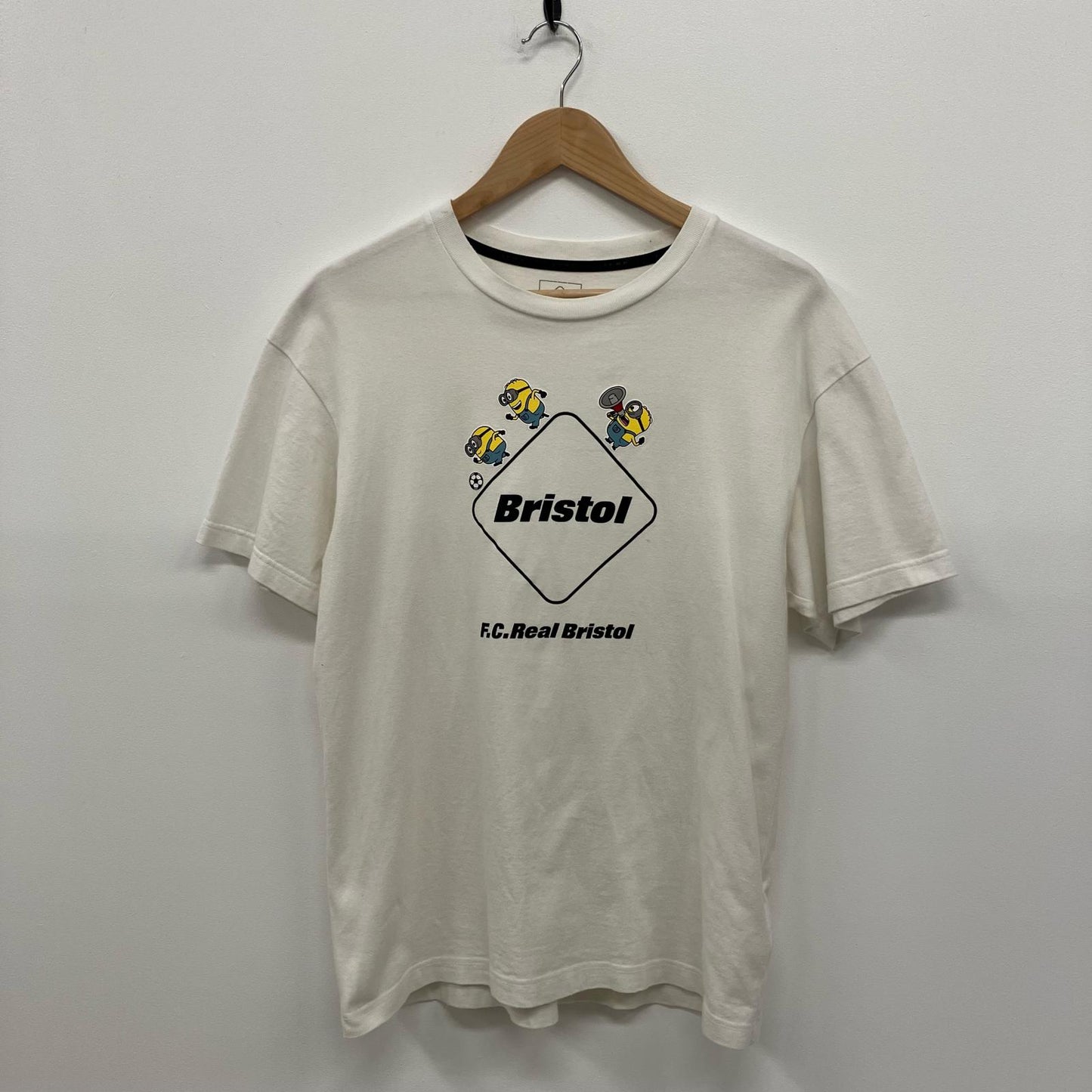 FCRB | エフシーアールビー ミニオンズコラボ 半袖Ｔシャツ FCRB-240156 ホワイト サイズ：S【イオン広店】