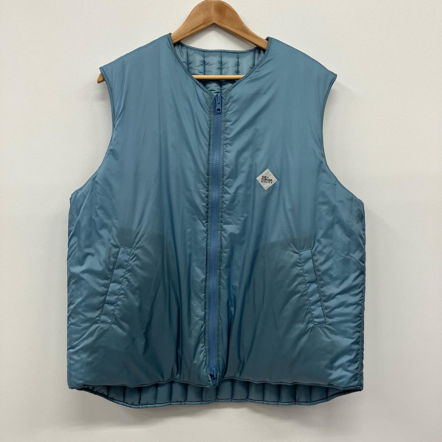 Hombre Nino | オンブレニーニョ CORONA DEEP FREEZE SIMPLE VEST 中綿ベスト HNO222-JK0001 ライトブルー サイズ：L【イオン広店】