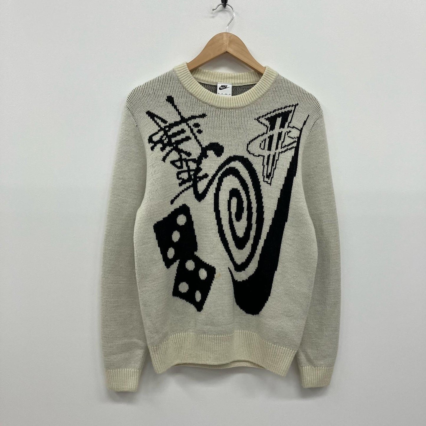 STUSSY | ステューシー ×NIKE Knit Sweater セーター DR2893-238 ホワイト サイズ：XS【イオン広店】