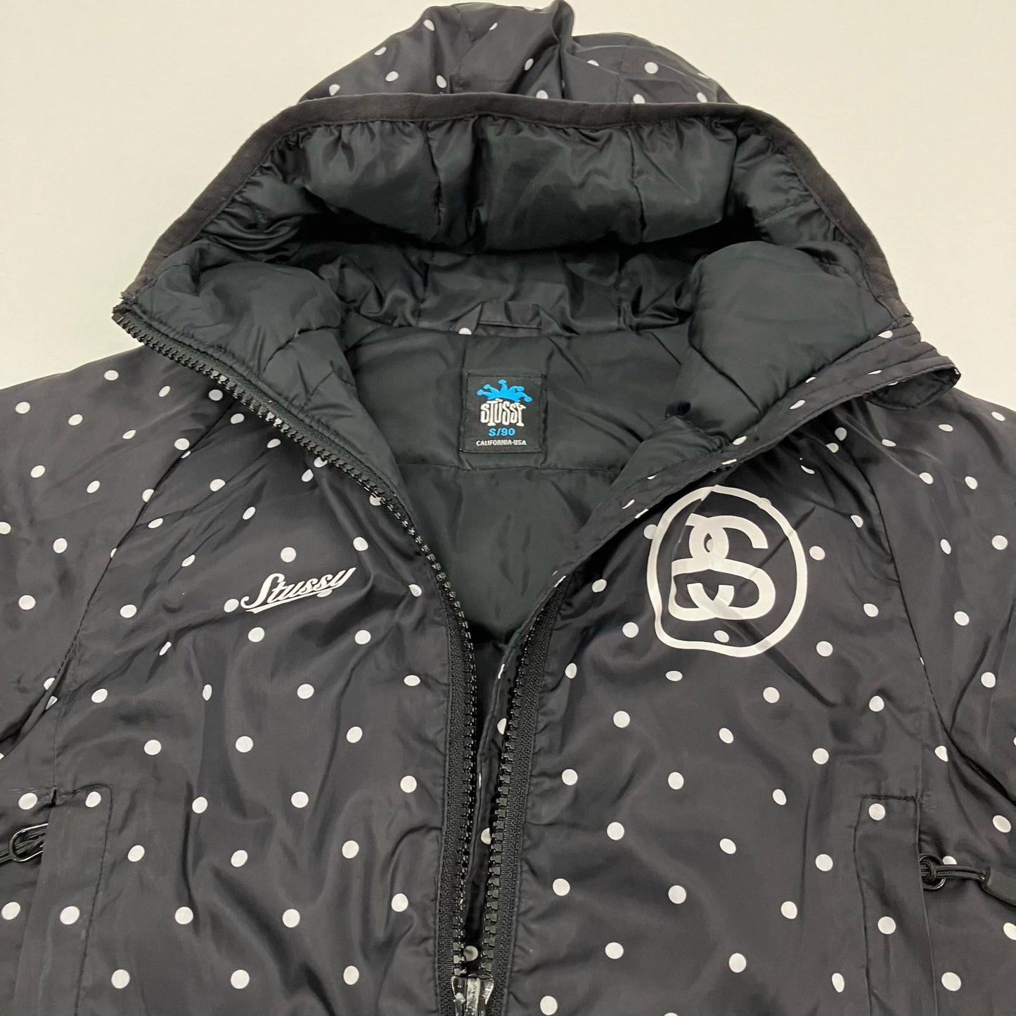 STUSSY | ステューシー ドット柄ダウンジャケット N°4ロゴ ダウンジャケット【イオン広店】