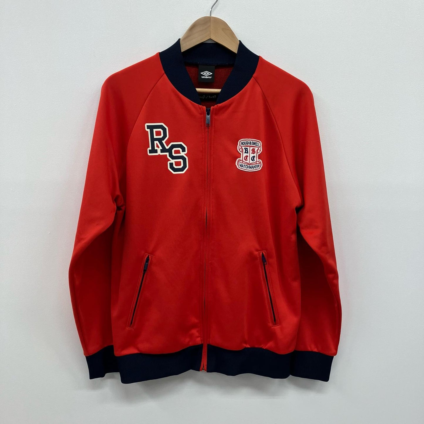 UMBRO | アンブロ レタードアスレチックジャケット ジャージ RAS2390 レッド サイズ：L【イオン広店】
