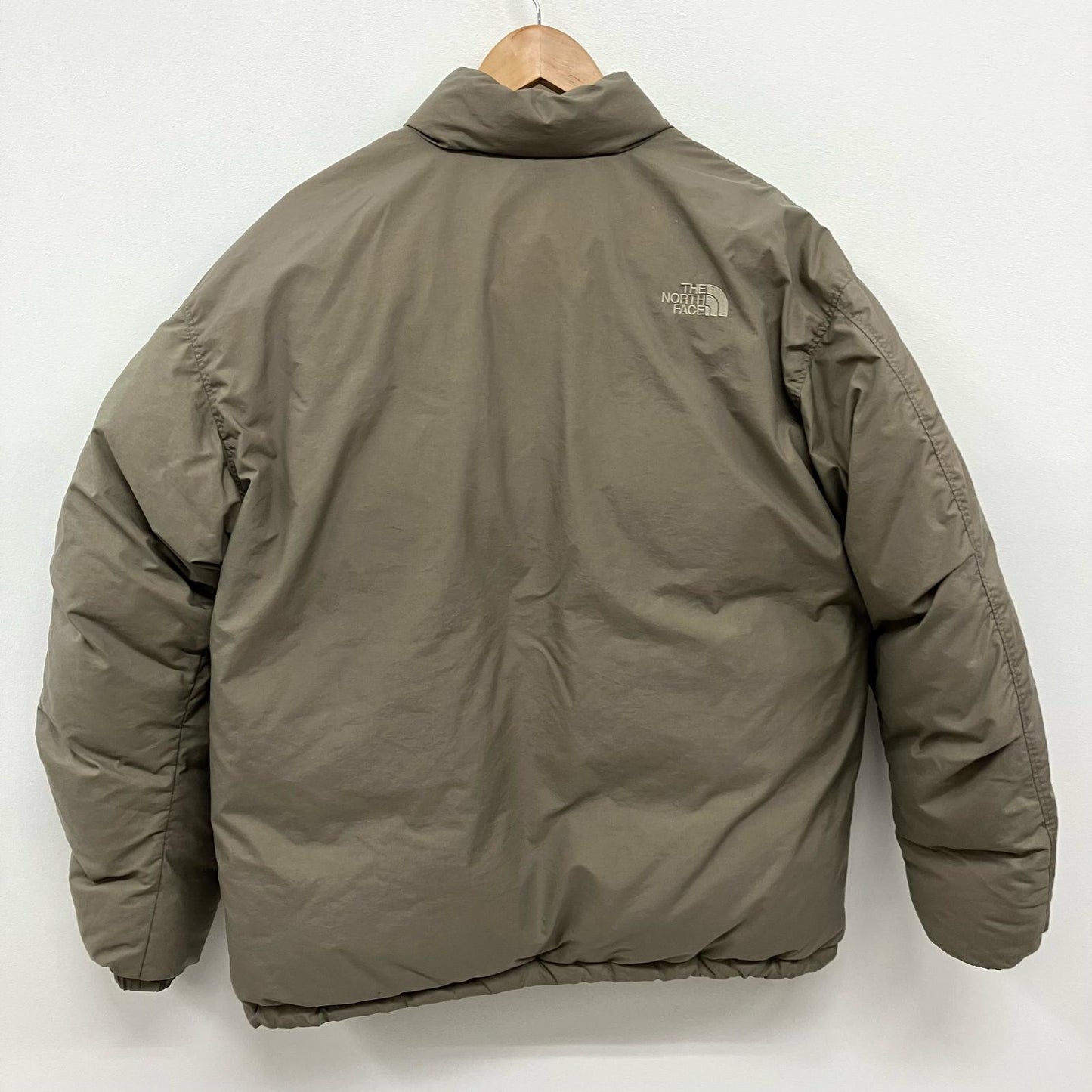 THE NORTH FACE | ザ・ノースフェイス ALTERATION SIERRA JK ダウンジャケット ND92361 ベージュ サイズ：L【イオン広店】