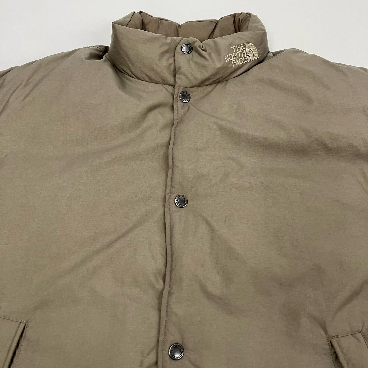 THE NORTH FACE | ザ・ノースフェイス ALTERATION SIERRA JK ダウンジャケット ND92361 ベージュ サイズ：L【イオン広店】