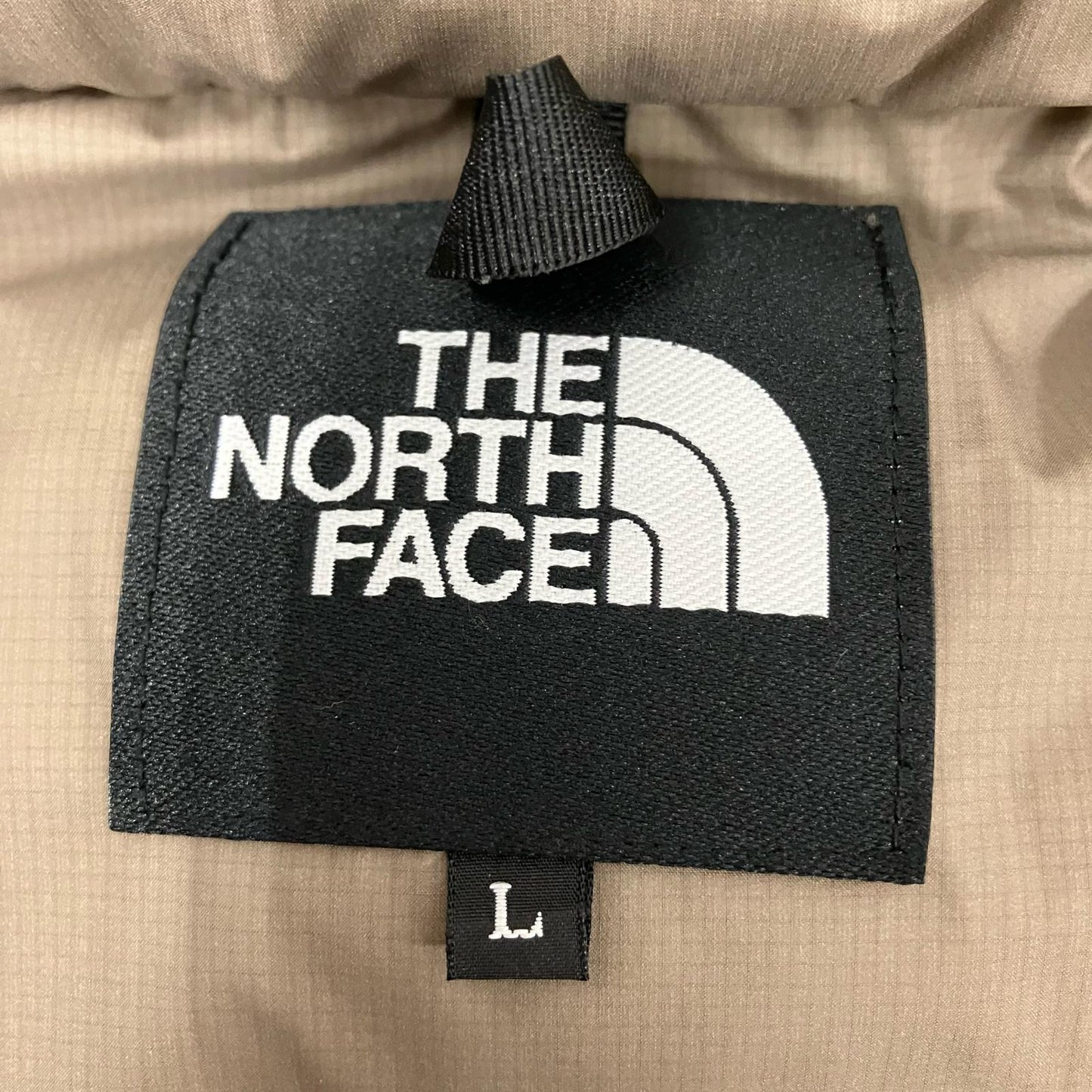 THE NORTH FACE | ザ・ノースフェイス ALTERATION SIERRA JK ダウンジャケット ND92361 ベージュ サイズ：L【イオン広店】