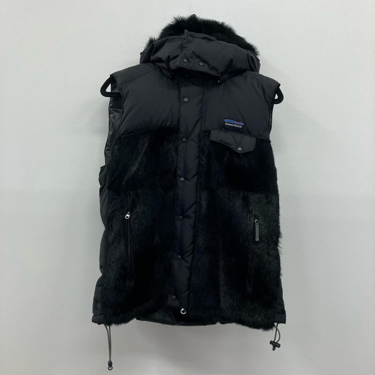FEMME FATELE ダウンベスト F125-10020 ブラック サイズ：1【イオン広店】
