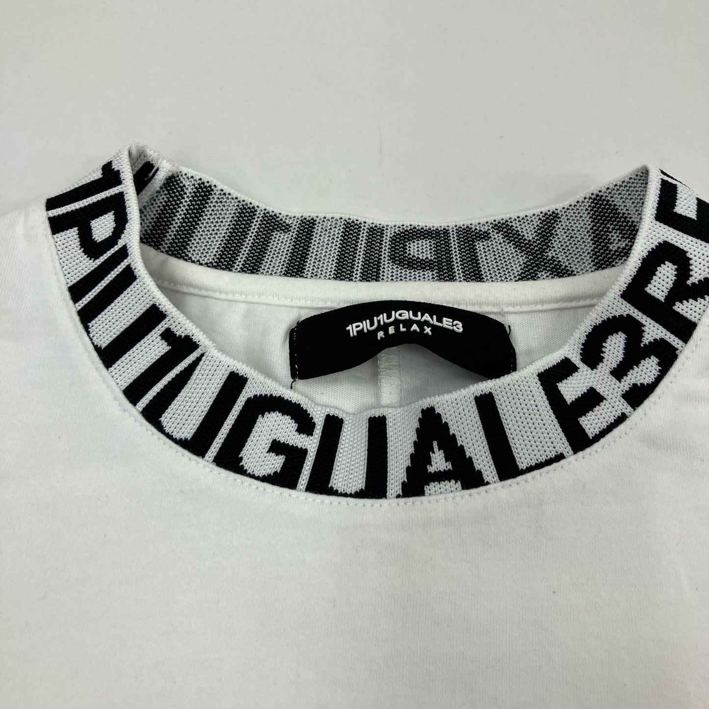 1 PIU 1 UGUALE 3(志風音) | ウノピュウノウグァーレトレシフォン ワイドネックロゴロンTee 長袖Ｔシャツ ホワイト サイズ：XL【イオン広店】
