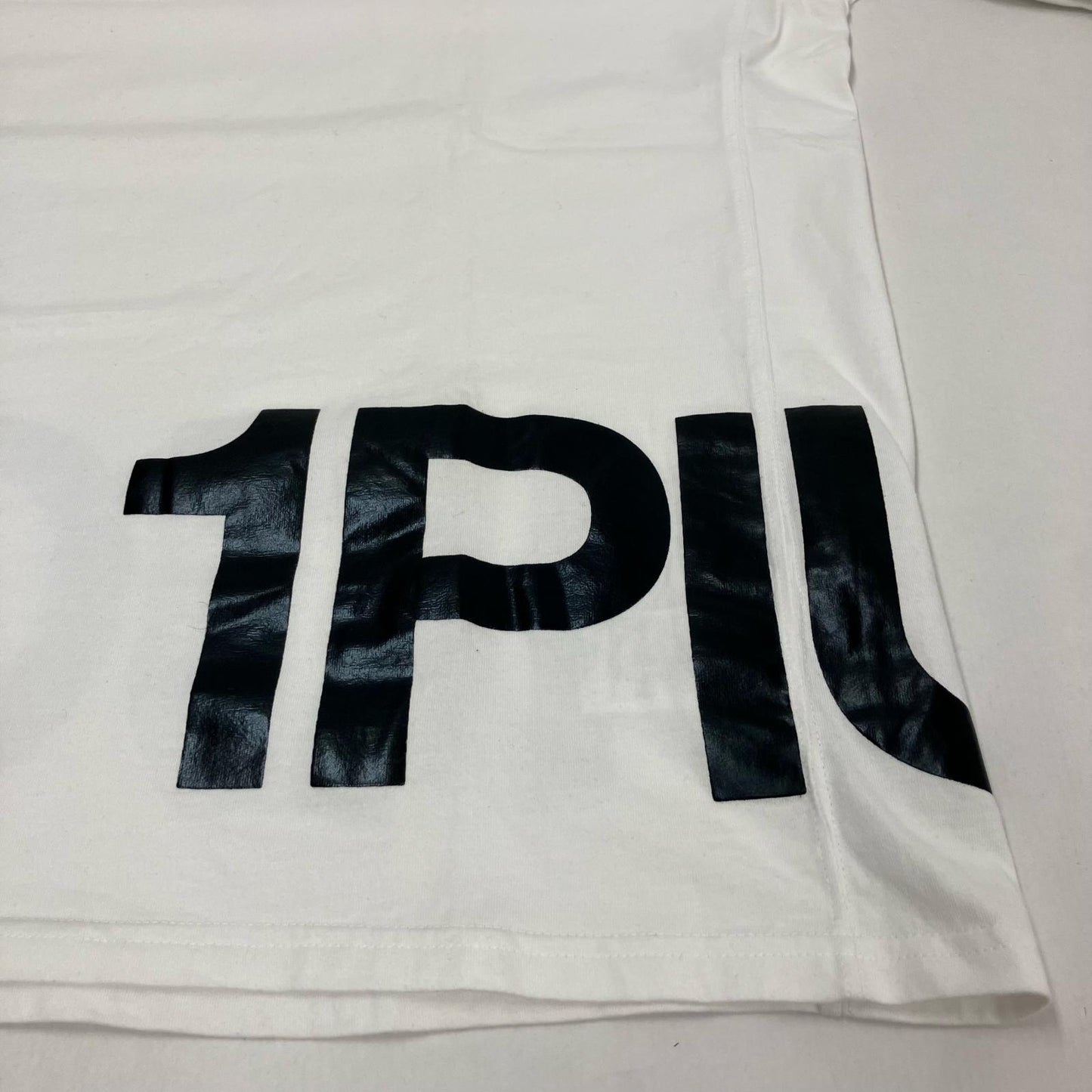 1 PIU 1 UGUALE 3(志風音) | ウノピュウノウグァーレトレシフォン ワイドネックロゴロンTee 長袖Ｔシャツ ホワイト サイズ：XL【イオン広店】
