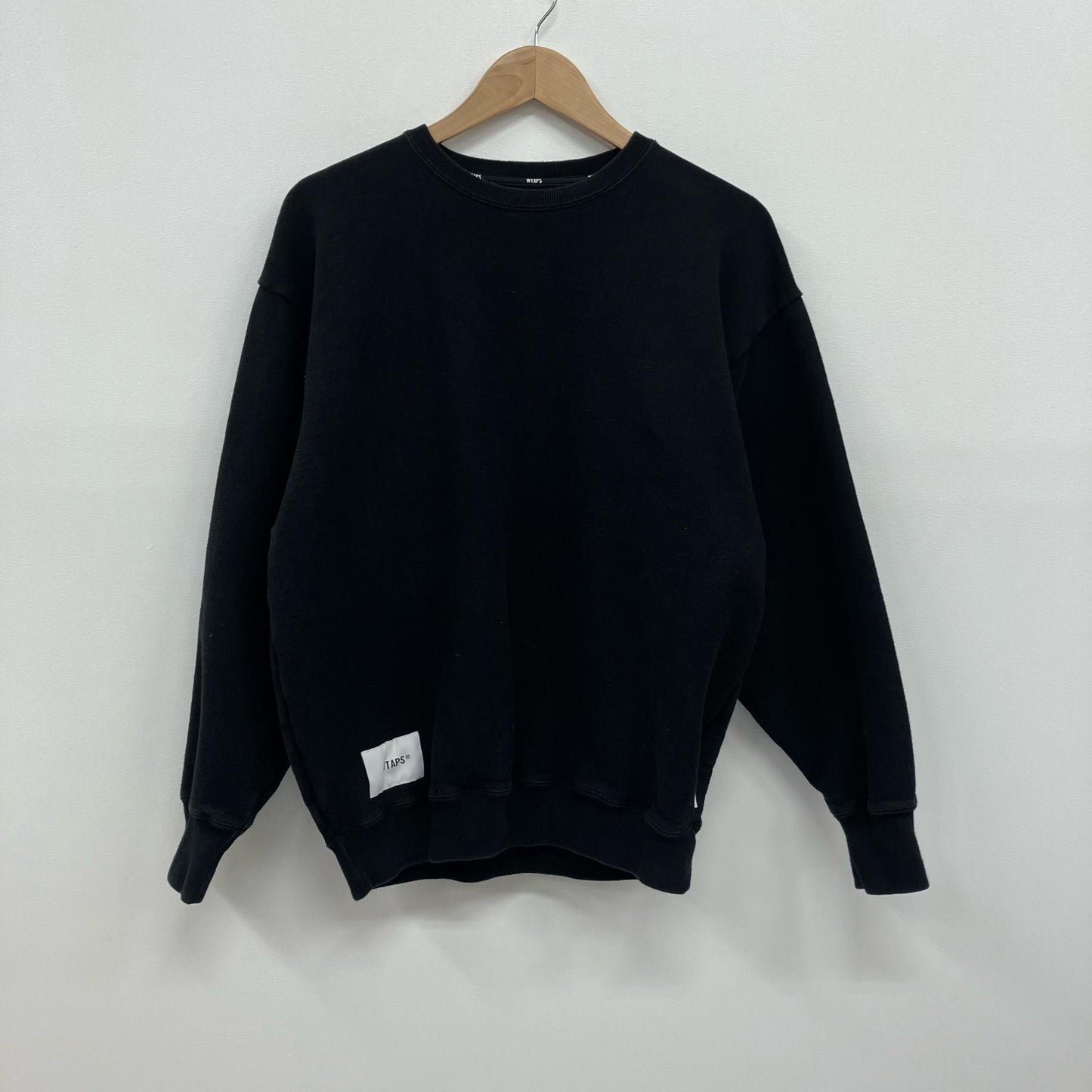 W)TAPS | ダブルタップス SIGN 02/SWEATER/COTTON スウェット 242ATDT-CSM22 ブラック サイズ：2【イオン広店】