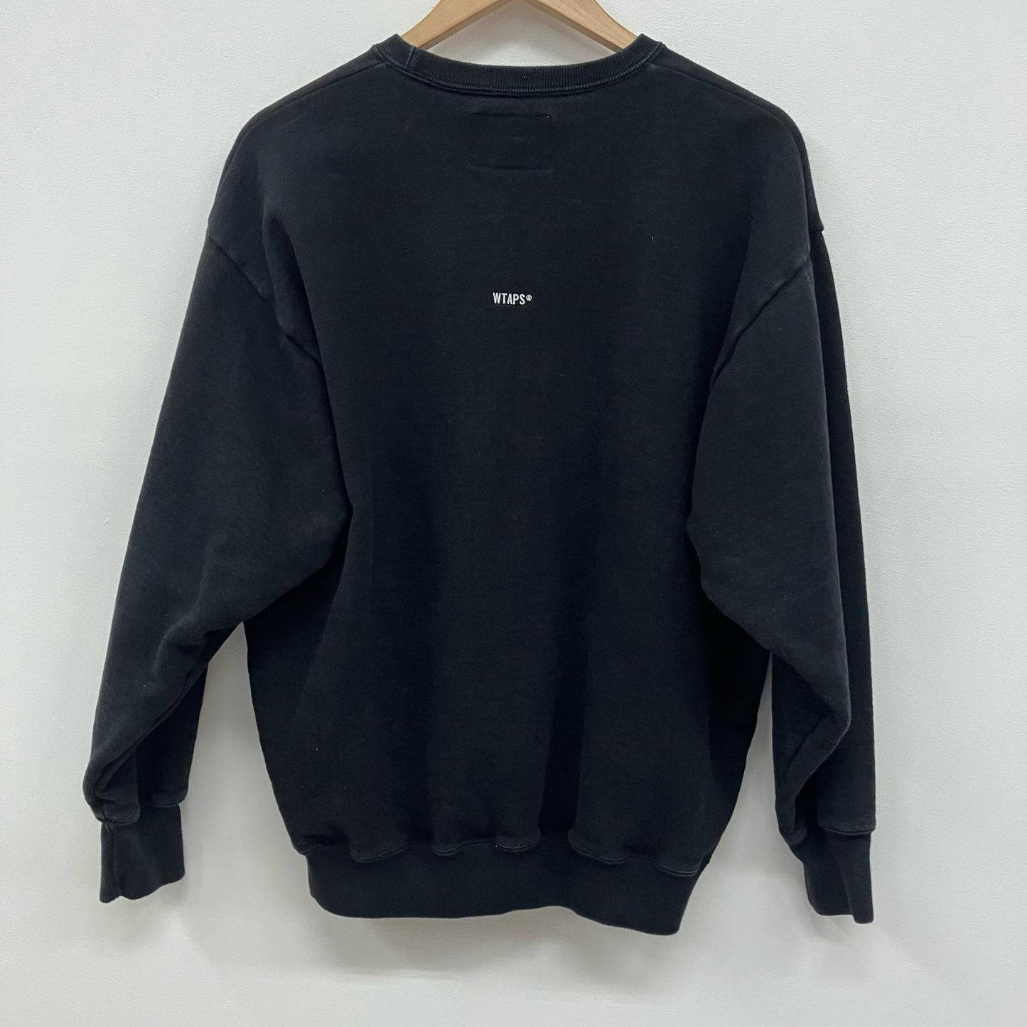 W)TAPS | ダブルタップス SIGN 02/SWEATER/COTTON スウェット 242ATDT-CSM22 ブラック サイズ：2【イオン広店】