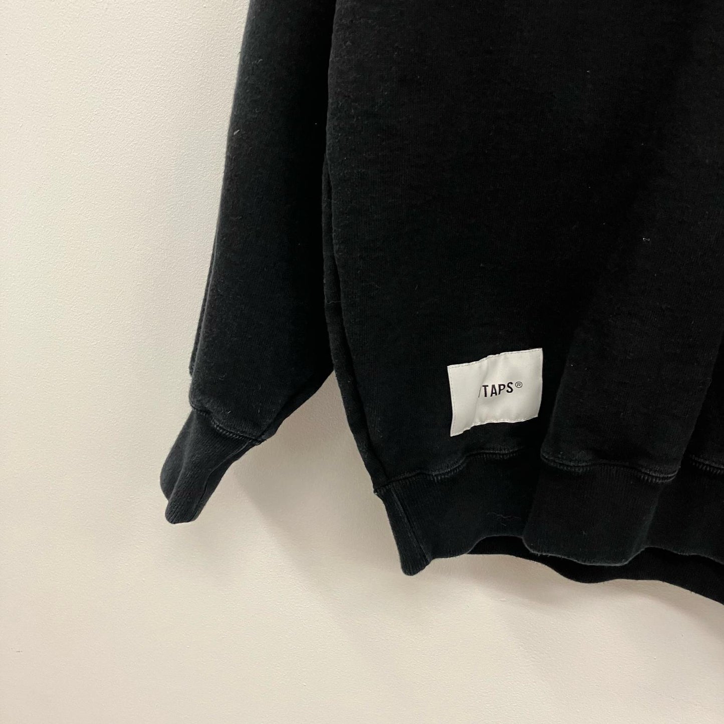 W)TAPS | ダブルタップス SIGN 02/SWEATER/COTTON スウェット 242ATDT-CSM22 ブラック サイズ：2【イオン広店】