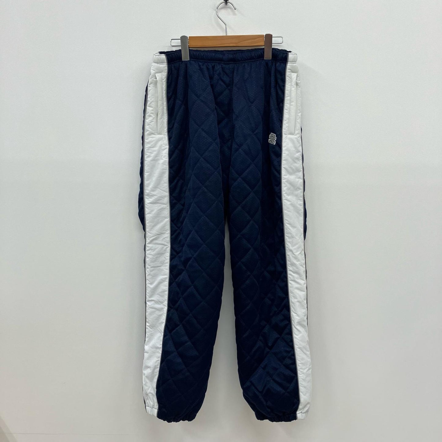 BlackEyePatch | ブラックアイパッチ SMALL OG LABEL QUILTED TRACK PANTS パンツ ネイビー サイズ：XL【イオン広店】