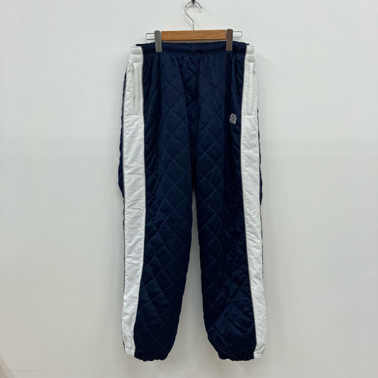 BlackEyePatch | ブラックアイパッチ SMALL OG LABEL QUILTED TRACK PANTS パンツ ネイビー サイズ：XL【イオン広店】