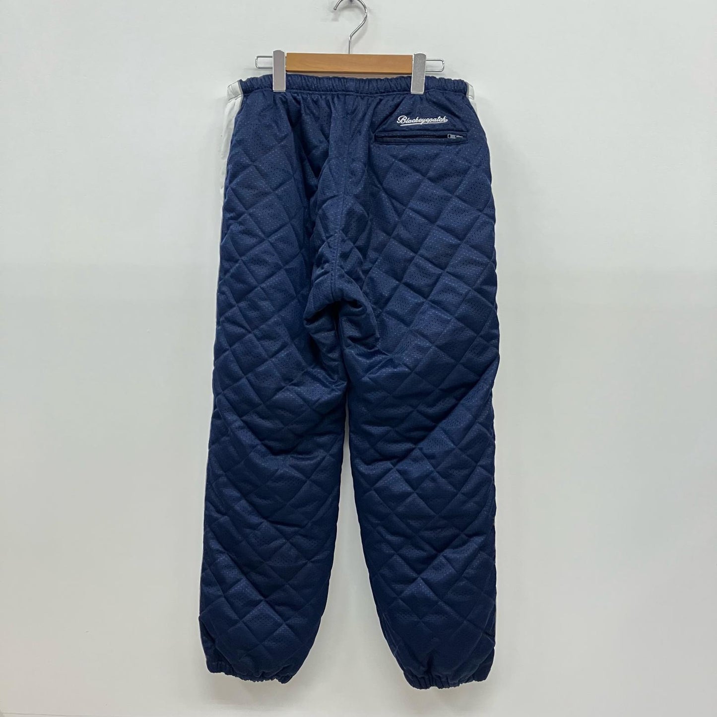 BlackEyePatch | ブラックアイパッチ SMALL OG LABEL QUILTED TRACK PANTS パンツ ネイビー サイズ：XL【イオン広店】