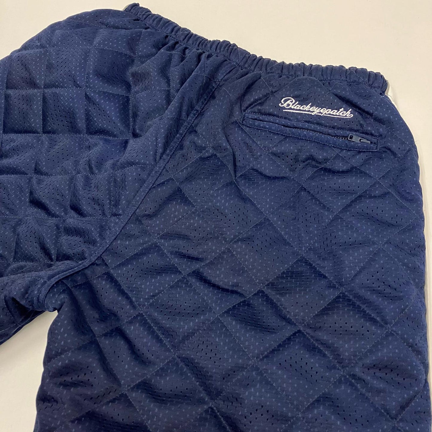 BlackEyePatch | ブラックアイパッチ SMALL OG LABEL QUILTED TRACK PANTS パンツ ネイビー サイズ：XL【イオン広店】