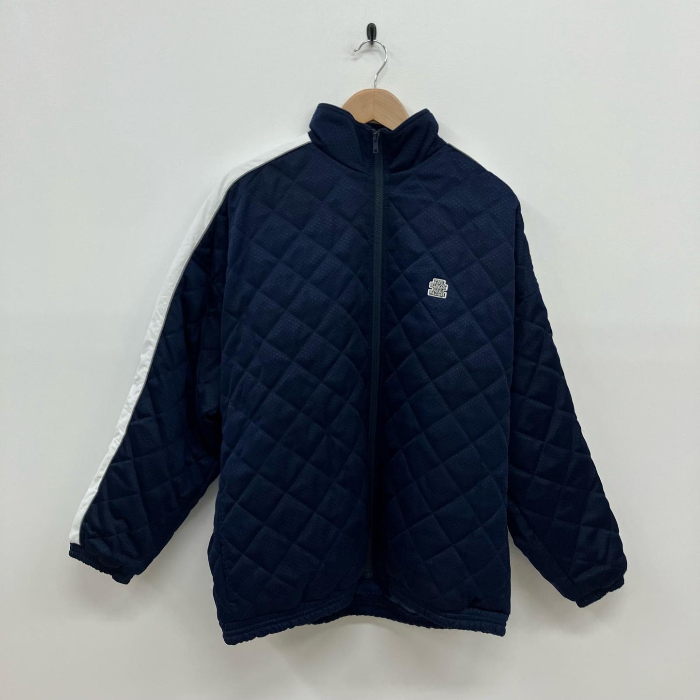 BlackEyePatch | ブラックアイパッチ SMALL OG LABEL QUILTED TRACK JACKET ジャージ ネイビー サイズ：XL【イオン広店】