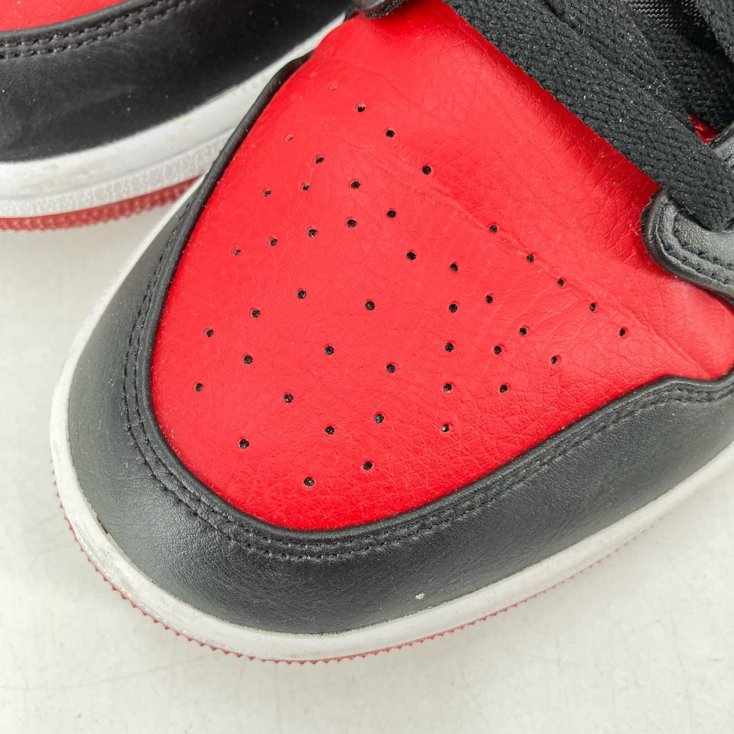 NIKE AIR JORDAN | ナイキ　エアー　ジョーダン Air Jordan 1 Mid “Bred” スニーカー 554724-074 レッド 27.5cm【イオン広店】