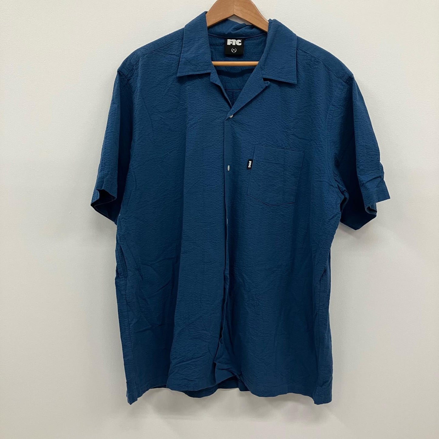 FTC | エフティーシー SEERSUCKER SHIRT 半袖シャツ FTC023SUMSH04 ブルー サイズ：XL【イオン広店】