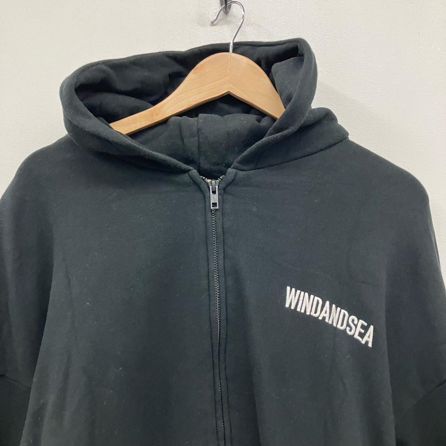 WIND AND SEA | ウィンダンシーウインダンシー SEA BIG ZIP HOODIE パーカー WDS-19A-SW-09 ブラック サイズ：L【イオン広店】