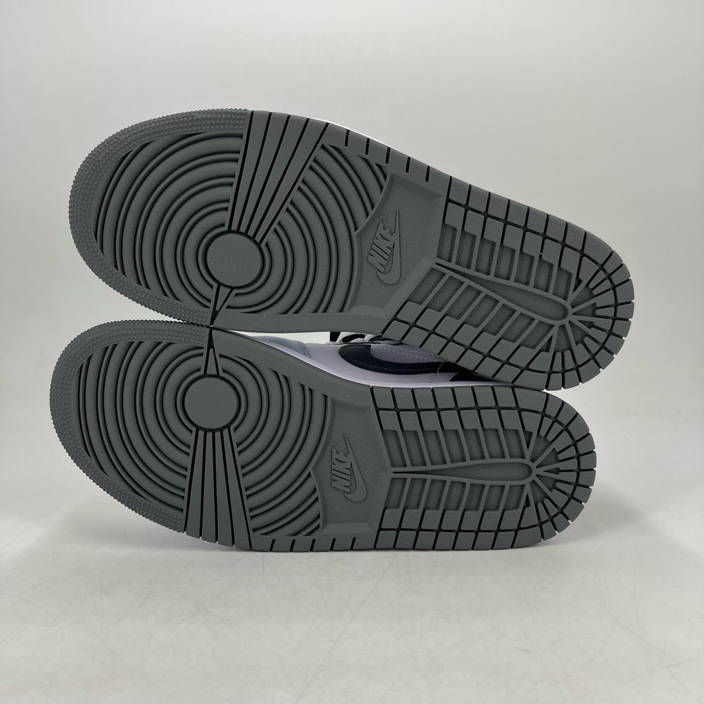 NIKE AIR JORDAN | ナイキ　エアー　ジョーダン Women's Air Jordan 1 Mid スニーカー BQ6472-113 グレー 24cm【イオン広店】