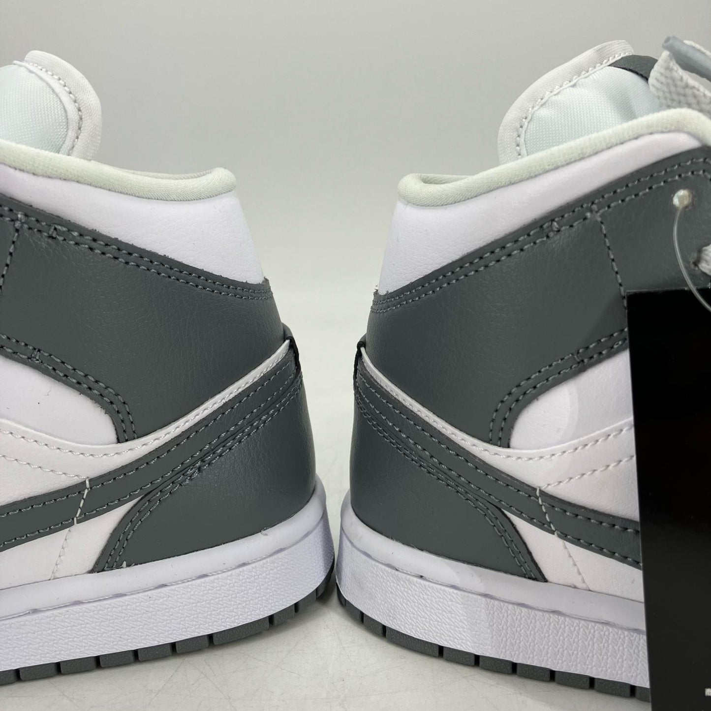 NIKE AIR JORDAN | ナイキ　エアー　ジョーダン Women's Air Jordan 1 Mid スニーカー BQ6472-113 グレー 24cm【イオン広店】
