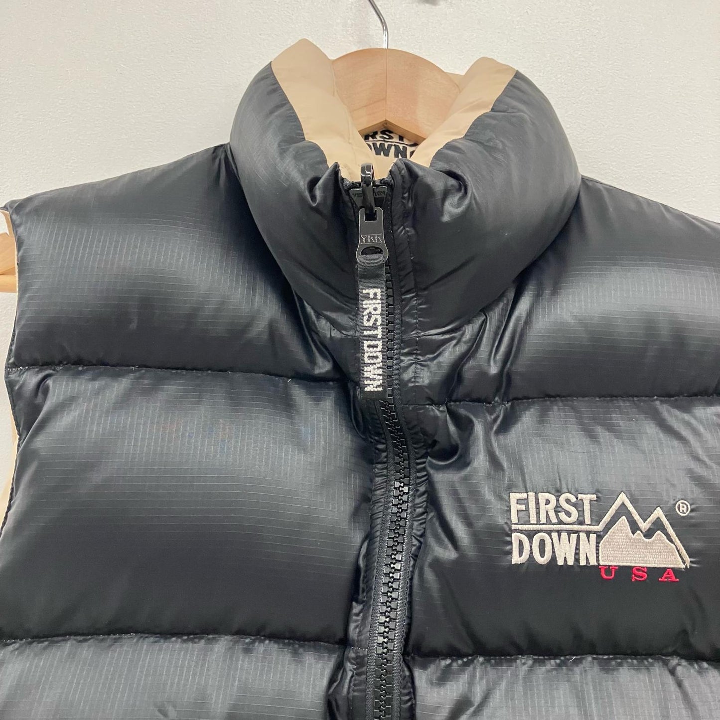 FIRST DOWN | ファーストダウン リバーシブルダウンベスト ダウンベスト FD-24072 ブラック サイズ：M【イオン広店】