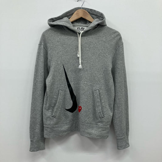 PLAY COMME des GARCONS | プレイコムデギャルソン パーカー AE-T404 グレー サイズ：S【イオン広店】