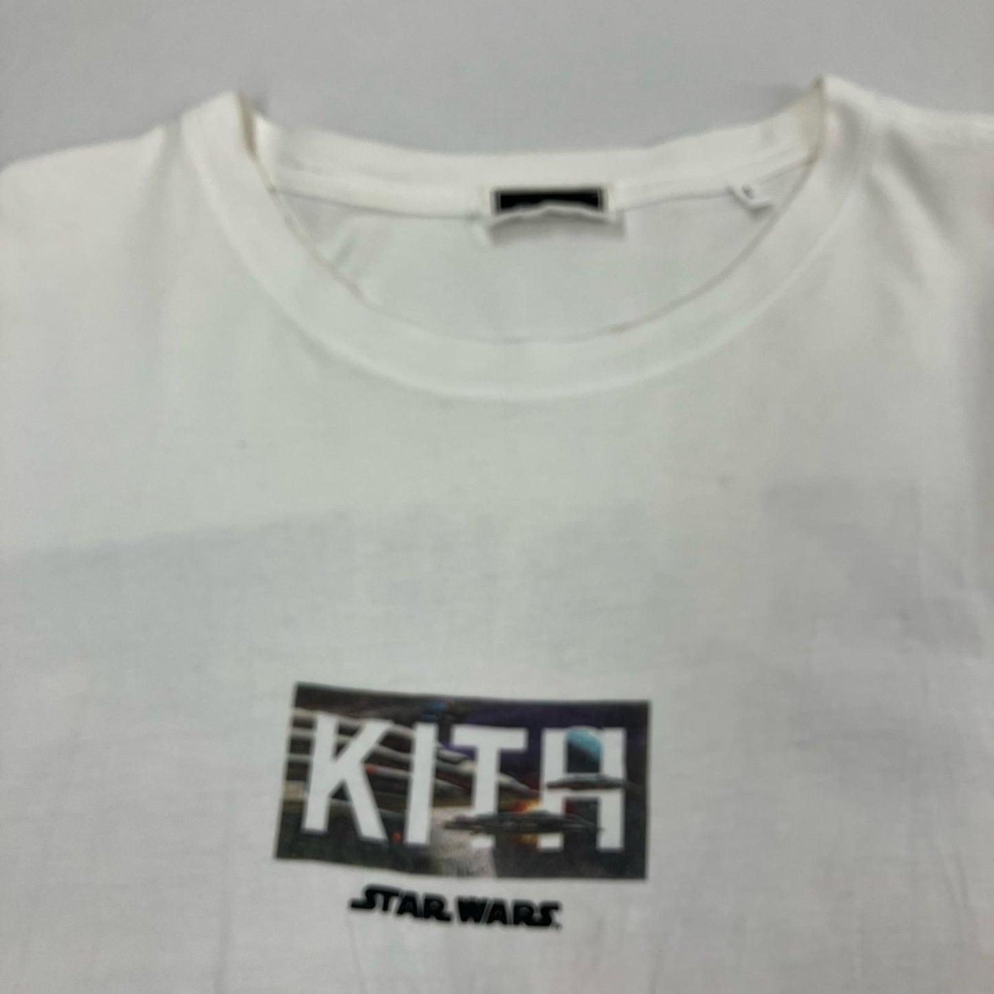 KITH | キース Kith x Star Wars Concept Tee White 半袖Ｔシャツ KHM031016 ホワイト サイズ：L【イオン広店】