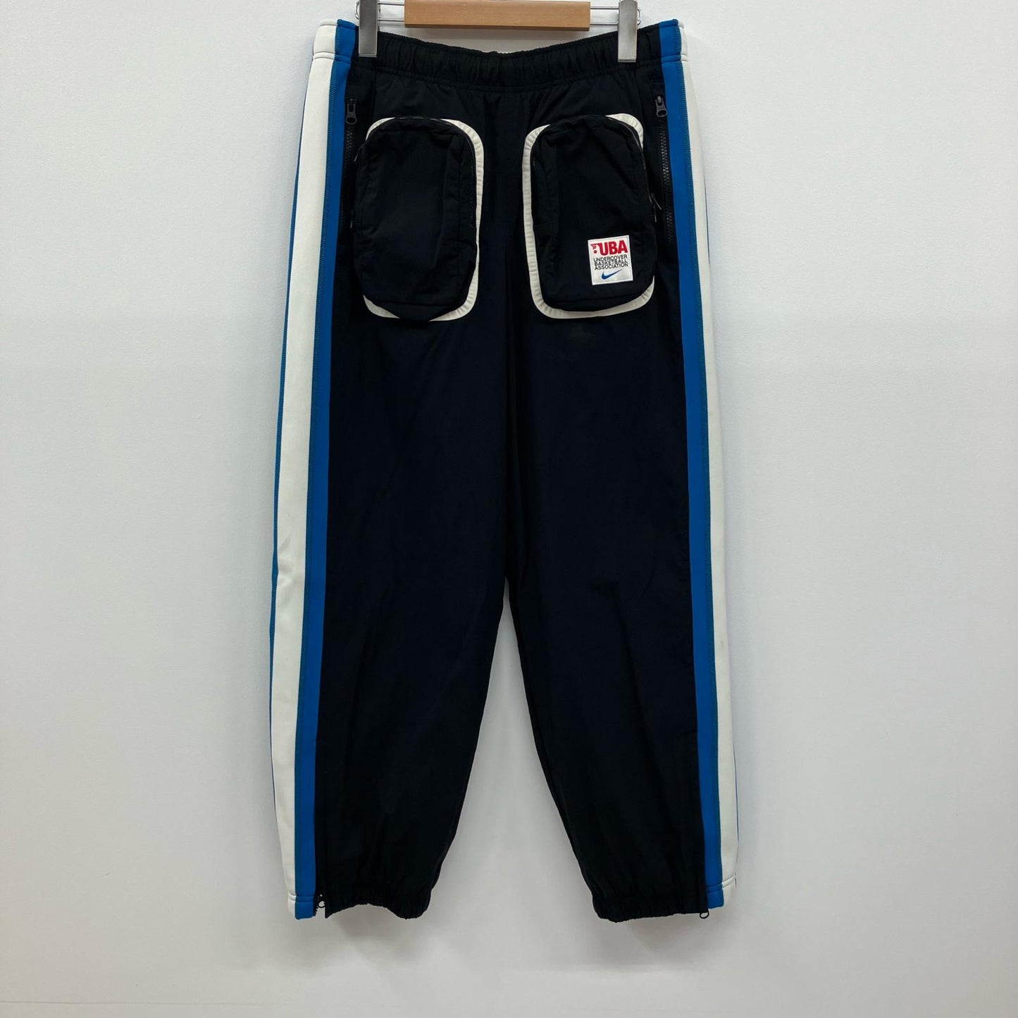 UNDERCOVER | アンダーカバー トラックパンツ パンツ CZ4699-010 ブラック サイズ：L【イオン広店】