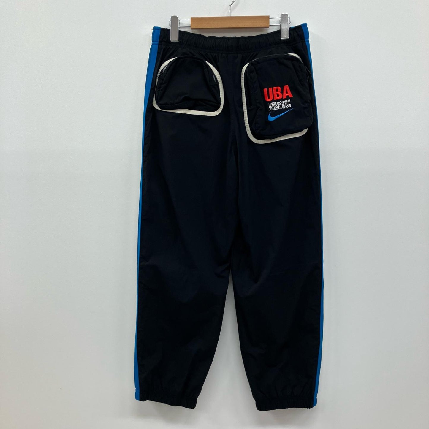UNDERCOVER | アンダーカバー トラックパンツ パンツ CZ4699-010 ブラック サイズ：L【イオン広店】