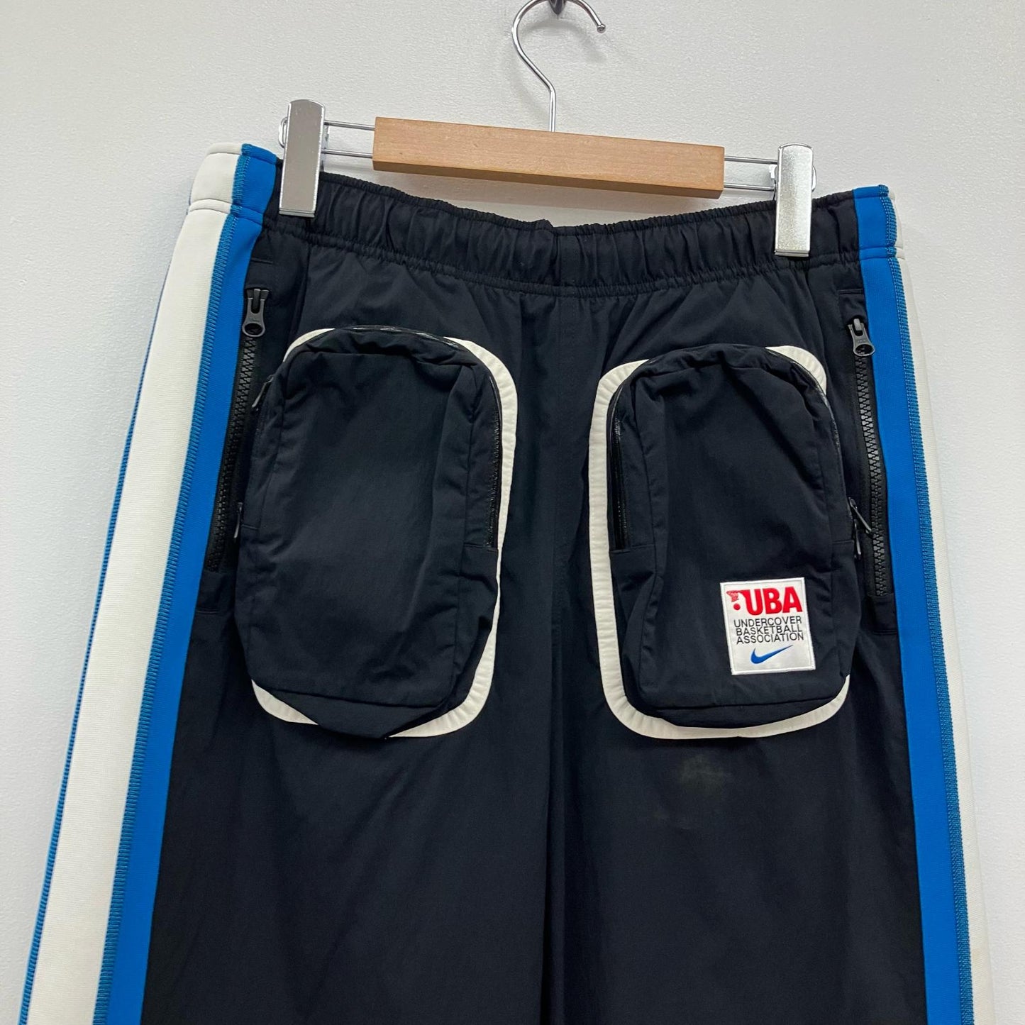 UNDERCOVER | アンダーカバー トラックパンツ パンツ CZ4699-010 ブラック サイズ：L【イオン広店】