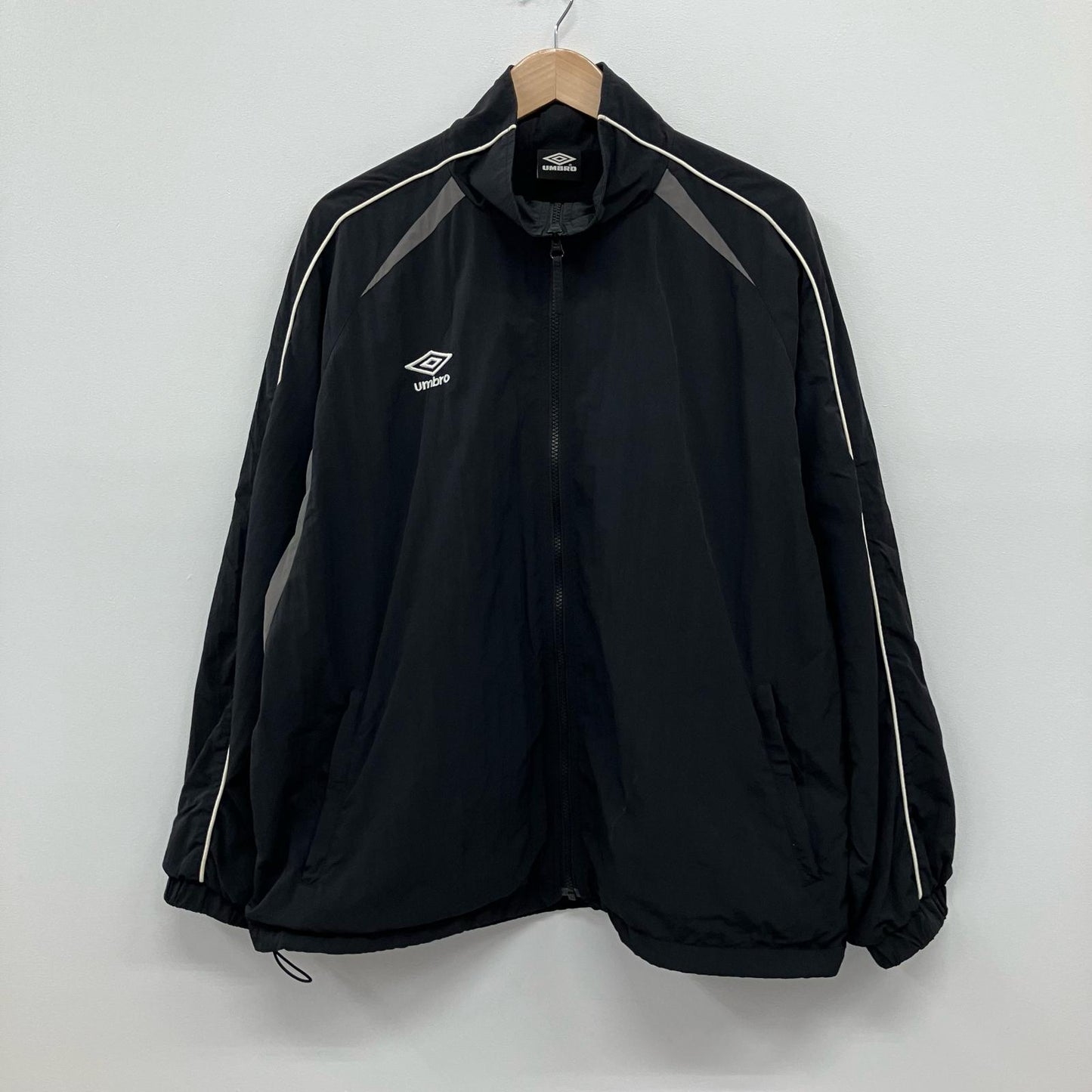 UMBRO | アンブロ um-pl24ss-bz01 ナイロンジャケット 3151394400001 ブラック サイズ：L【イオン広店】